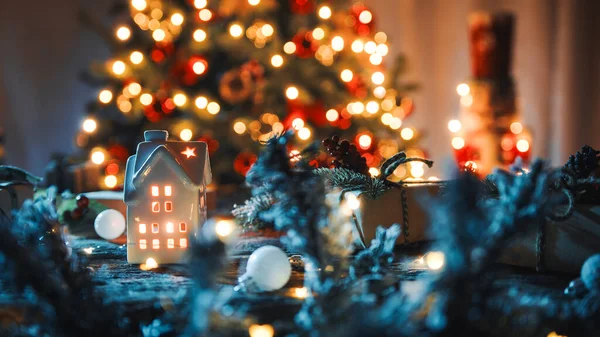 Liten Miniatyrhus Til Julepynt Bordet Med Trelys Som Bakgrunn – stockfoto