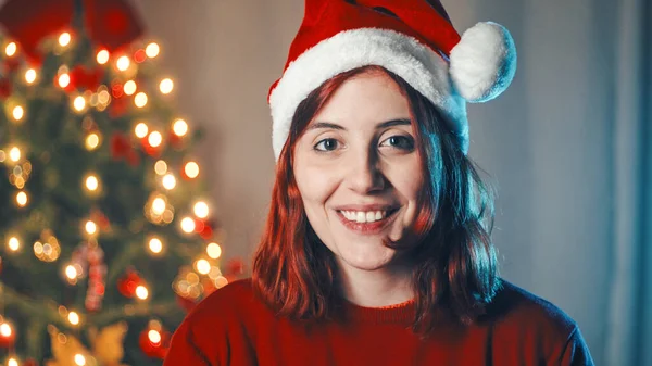 크리스마스 빨간색 모자를 나무에 기대고 — 스톡 사진