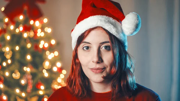 크리스마스 빨간색 모자를 나무에 기대고 — 스톡 사진