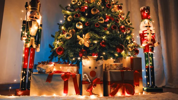 Árvore Natal Com Presentes Quebra Nozes Casa — Fotografia de Stock