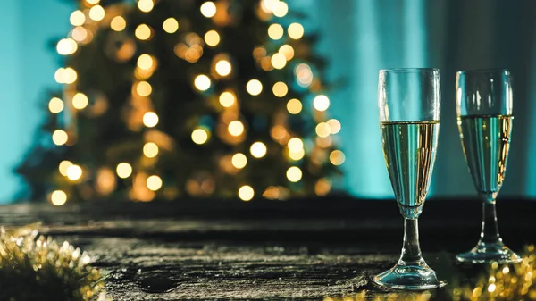 Champagne Verre Contre Arbre Noël Dans Maison — Photo