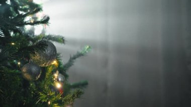 Evdeki Noel ağacının üzerinde ışıklar parlıyor..