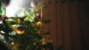 İçerideki Noel ağacının üzerine ışık saçar..