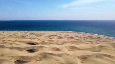 Canaria Adası 'ndaki okyanus havadan çekim alanı yakınında çöl.