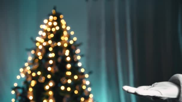 Ανοίξτε Χέρι Του Βασίλη Ενάντια Στο Χριστουγεννιάτικο Δέντρο — Αρχείο Βίντεο