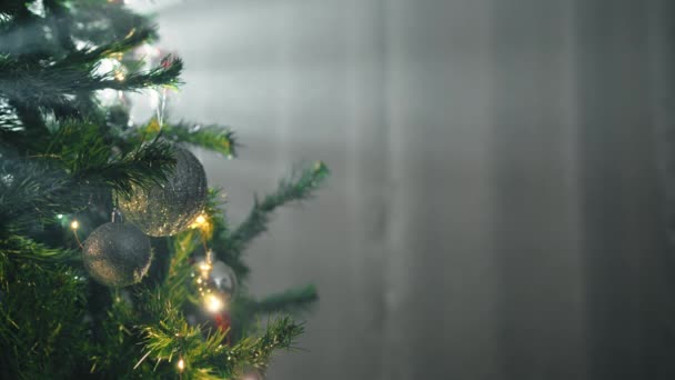 Φώτα Λάμπουν Μέσα Από Χριστουγεννιάτικο Δέντρο Νύχτα — Αρχείο Βίντεο