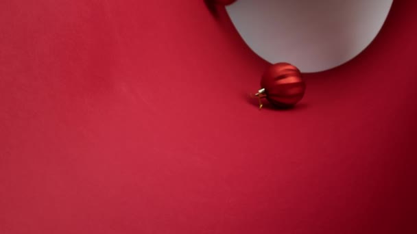 Χριστουγεννιάτικο Δέντρο Κόκκινη Μπάλα Πέφτει Κάτω Από Ένα Σωλήνα — Αρχείο Βίντεο