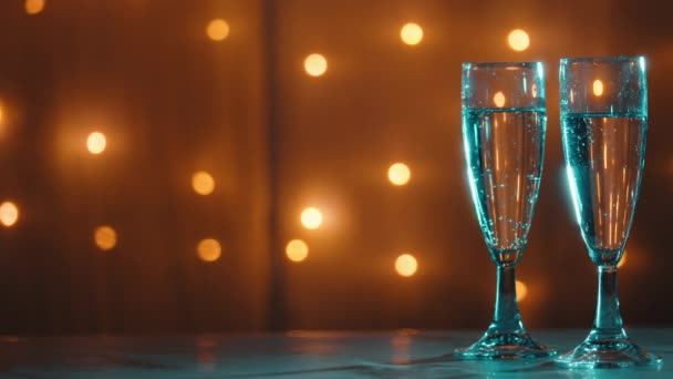 Два Бокала Шампанского Новогодней Вечеринки — стоковое видео