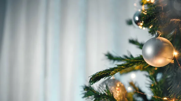 Balok Cahaya Atas Pohon Natal Dalam Ruangan — Stok Foto