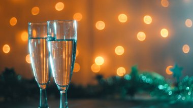 Yılbaşı partisi için iki kadeh şampanya.