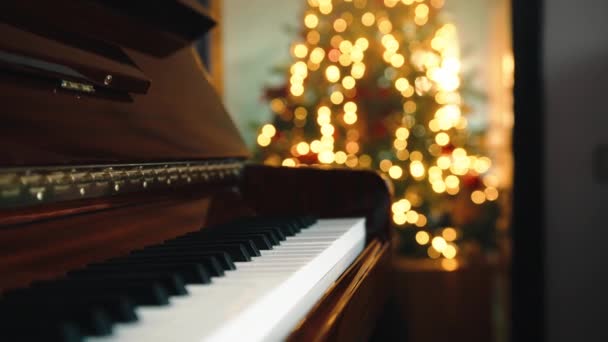 Πιάνο Από Ένα Χριστουγεννιάτικο Δέντρο Φόντο Dolly — Αρχείο Βίντεο