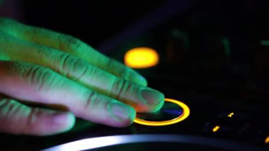 DJ disko gece kulübünde şarkı hazırlıyor..