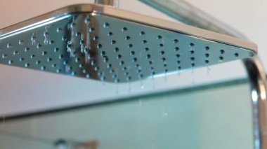 Modern banyoda duş açılıyor..