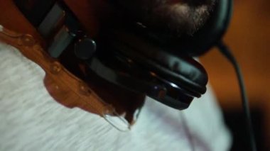 DJ disko gece kulübünde şarkı hazırlıyor..