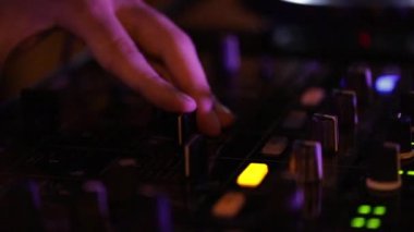 DJ disko gece kulübünde şarkı hazırlıyor..