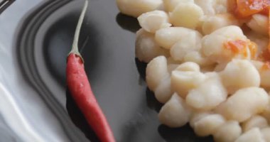 Geleneksel İtalyan yemek çekirdekleri siyah tabakta pişirilir..