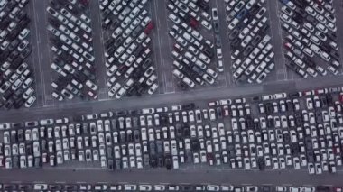 Sonsuz kiralık araba parkının gökyüzü görüntüsü.