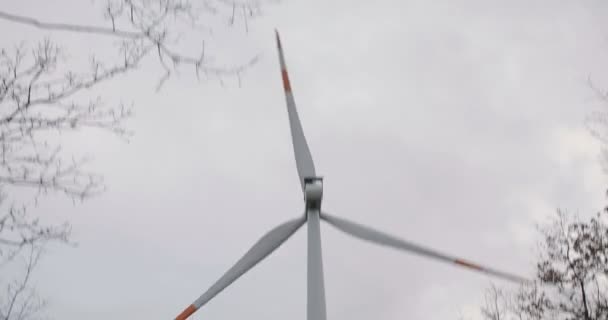 Rüzgâr Santrali Dağlardaki Endüstriyel Elektrik Jeneratörü — Stok video