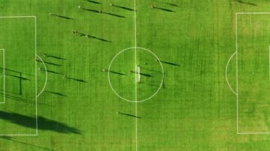 Maç boyunca futbol sahası dikey çekimi
