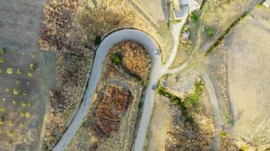 Yaz aylarında tepeden bakan bir arabayı şehir yoluna kadar takip ettim..