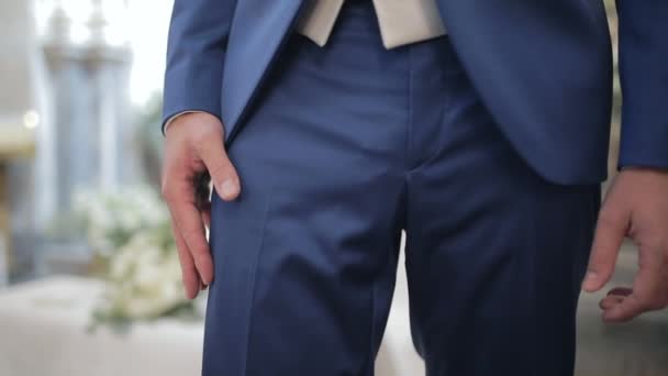 Nervöser Bräutigam Wartet Kirche Auf Seine Frau Zur Hochzeit — Stockvideo