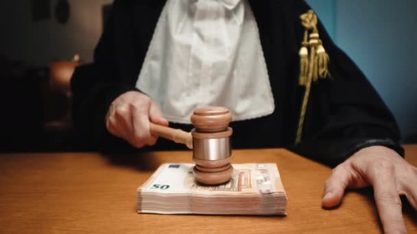 Domaren Accepterar Summa Pengar För Att Ändra Resultatet Domen Rättssalen — Stockvideo