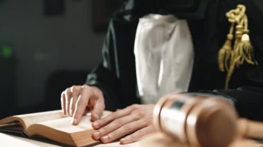 Yargıç, mahkeme salonundaki suçluya verilen cezayı okuyor..