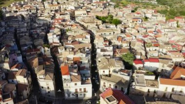 Dağ havasında güzel bir ortaçağ İtalyan şehri.