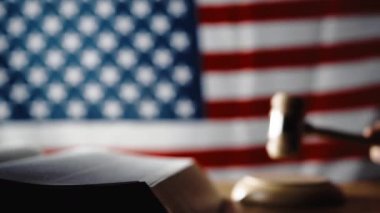 Amerikan hukuku sembolü çekiç ve Amerikan bayrağı