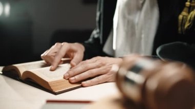 Yargıç, mahkeme salonundaki suçluya verilen cezayı okuyor..