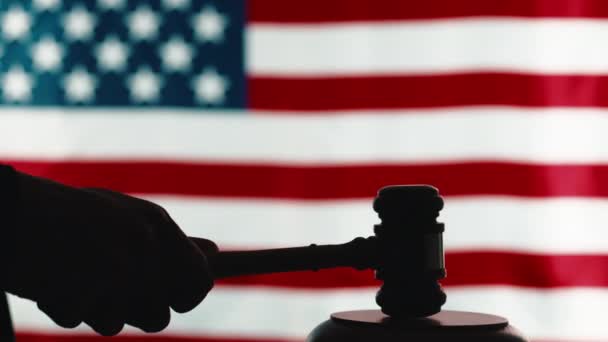 Hammer Beats Silhouette American Law — Vídeo de stock