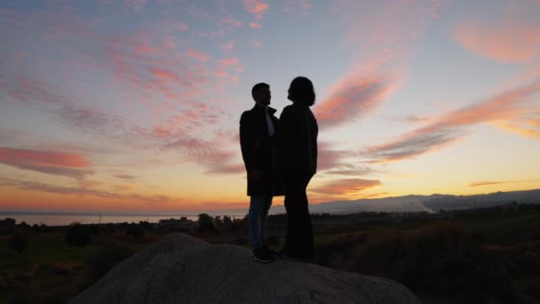 Dejligt Par Silhuet Bjergene Mod Solnedgangen Nyd Valentinsdag Sammen – Stock-video