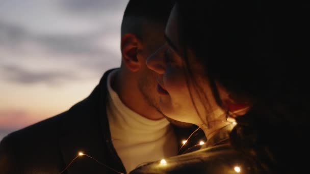 美丽的情侣们 在夕阳的映衬下 在群山的轮廓上欢度情人节 — 图库视频影像