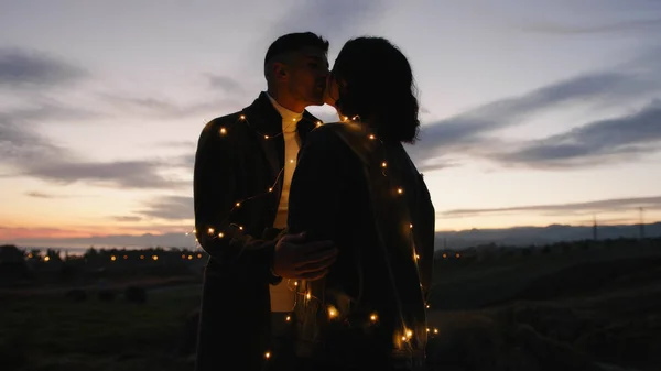 Pasangan Ciuman Dalam Siluet Terhadap Matahari Terbenam Jeruk Selama Hari — Stok Foto