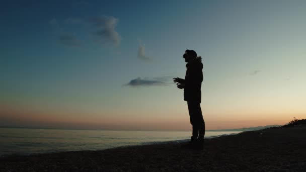Silhouette Man Wearing Virtual Reality Goggles Beach — 비디오