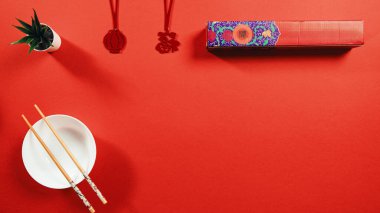 Yeni yılı kutlayan bir restoranın Çin kırmızı masası.