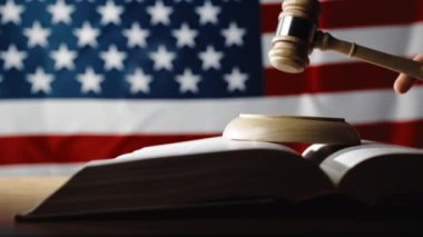 Amerikan hukuku sembolü çekiç ve Amerikan bayrağı