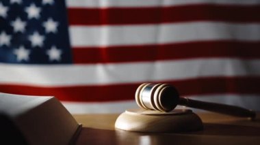 Amerikan hukuku sembolü çekiç ve Amerikan bayrağı