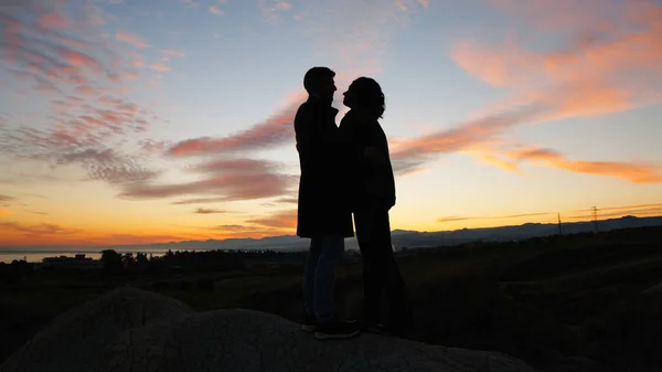 Pasangan Indah Siluet Pegunungan Terhadap Matahari Terbenam Menikmati Hari Valentine — Stok Foto