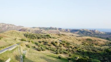 Yazın sonlarında manzara Sarı Tepe ile 