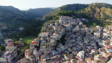 Dağ havasında güzel bir ortaçağ İtalyan şehri.