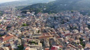 Dağ havasında güzel bir ortaçağ İtalyan şehri.