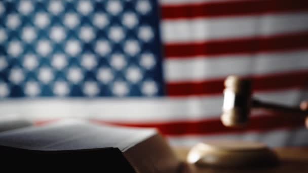 Αμερικανικό Νομικό Σύμβολο Σφυρί Και Σημαία Ηπα — Αρχείο Βίντεο