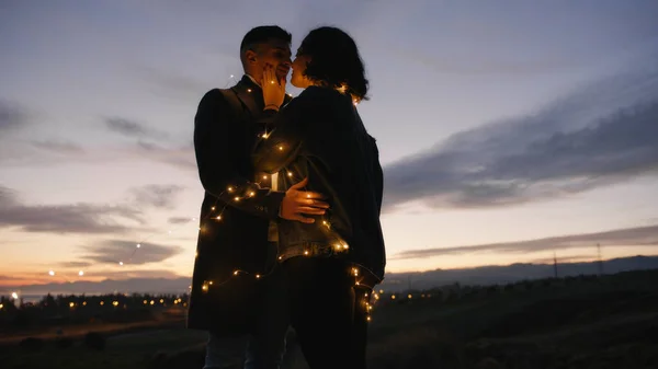 Pasangan Indah Siluet Pegunungan Terhadap Matahari Terbenam Menikmati Hari Valentine — Stok Foto