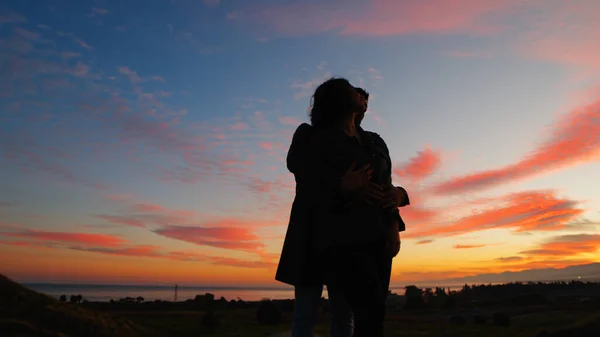 Pasangan Bahagia Berpelukan Bersama Dalam Siluet Melawan Matahari Terbenam Oranye — Stok Foto