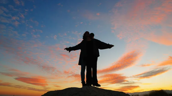 Siluet Pasangan Membuat Pesawat Melawan Indah Matahari Terbenam Langit — Stok Foto