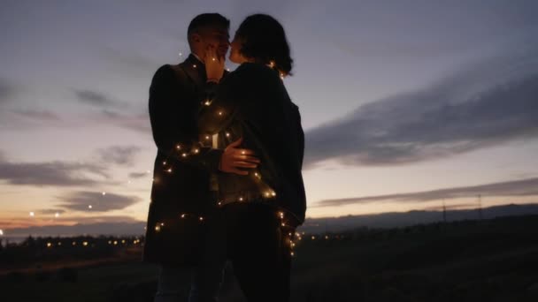美丽的情侣们 在夕阳的映衬下 在群山的轮廓上欢度情人节 — 图库视频影像