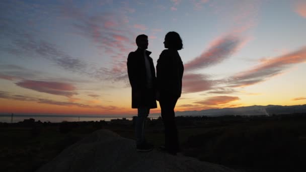 Mooi Koppel Silhouet Bergen Tegen Zonsondergang Genieten Van Valentijnsdag Samen — Stockvideo