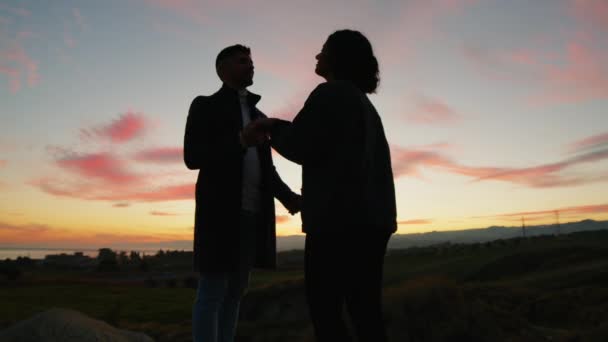 Lovely Couple Silhouette Mountains Sunset Enjoy Valentines Day Together — 비디오