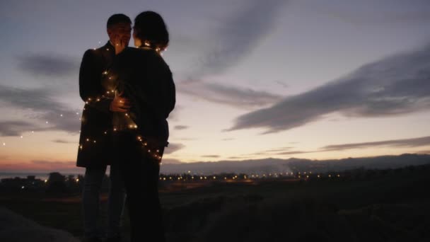 Mooi Koppel Silhouet Bergen Tegen Zonsondergang Genieten Van Valentijnsdag Samen — Stockvideo